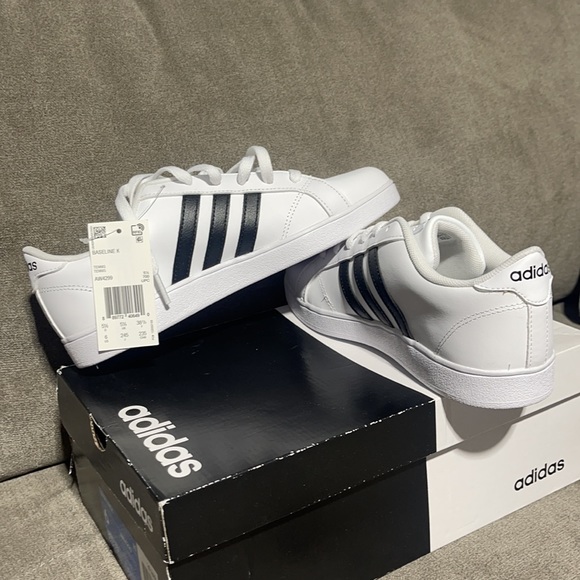 ❌SOLD❌🥰🥰Adidas Baseline K Sneakers🥰🥰 - Picture 6 of 8